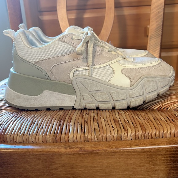 EUC H&M white/cream size 7 platform sneaker - Picture 6 of 9